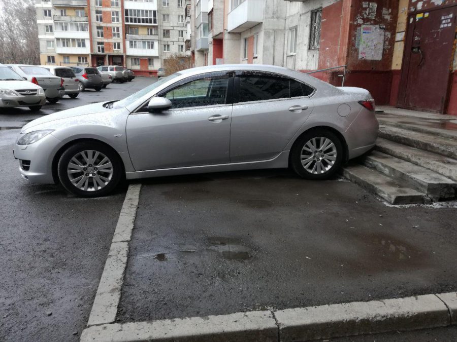 Припарковался почти в подъезде: кемеровчане заметили очень наглого автомобилиста