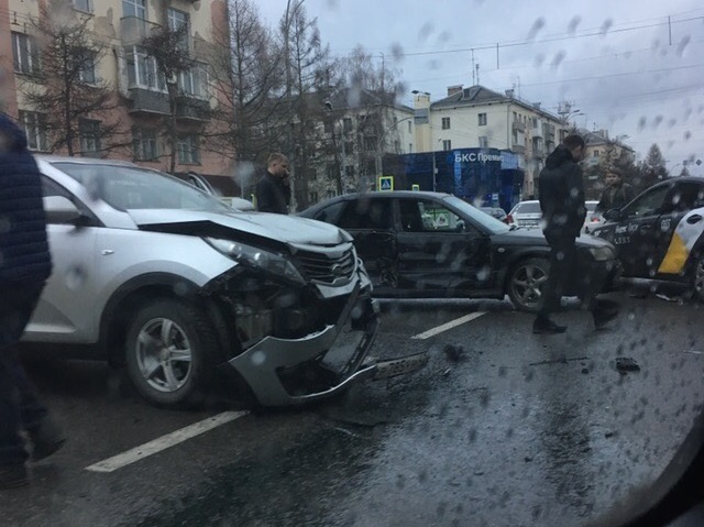 Пьяный водитель устроил массовое ДТП с пострадавшим в центре Кемерова