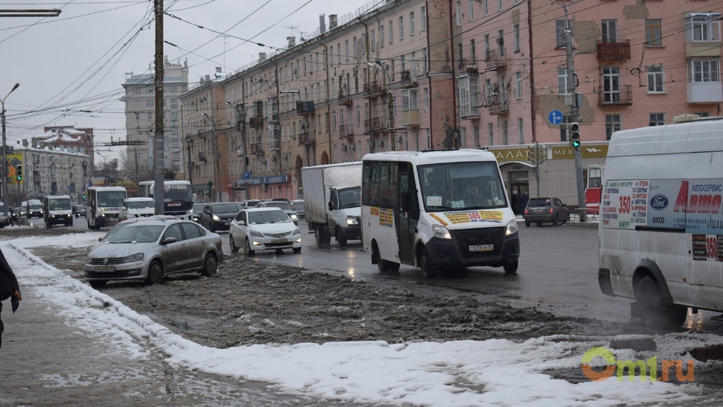 Апрельский снегопад стал причиной 5-балльных пробок на дорогах в Омске