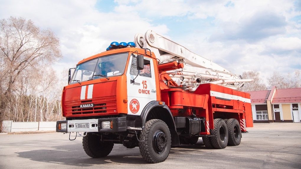 Омский нефтезавод подарил пожарным новые спецмашины