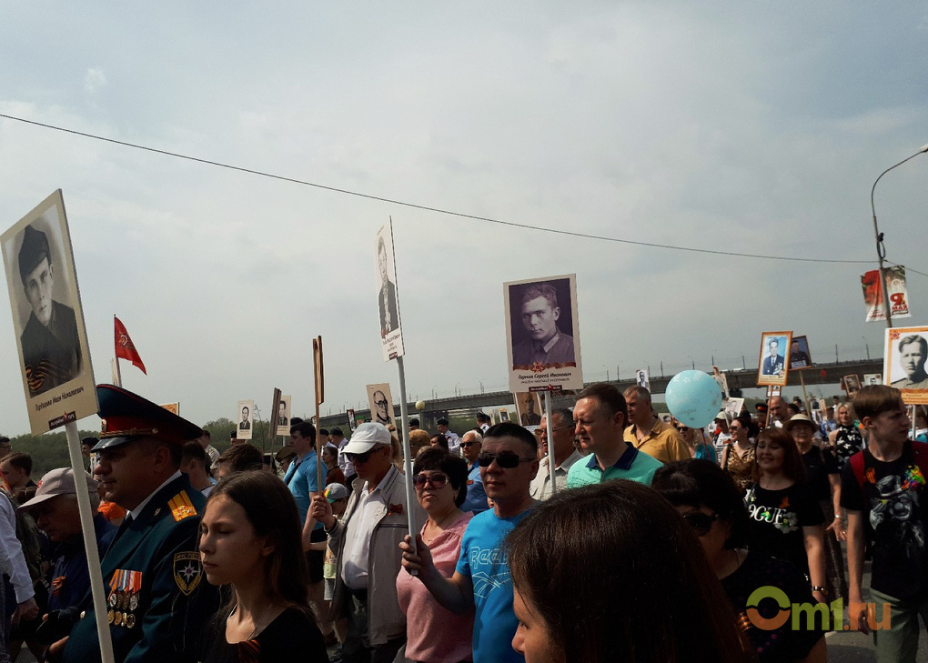 Тысячи омичей вышли на улицу с портретами героев ВОВ — ФОТО, ВИДЕО