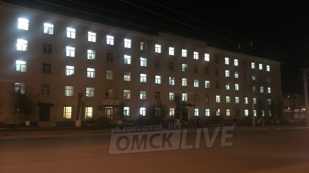 Омские студенты-медики зажгли в окнах общежития слово «Победа»