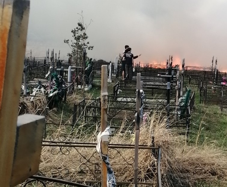 Видео: в кузбасском городе горит кладбище