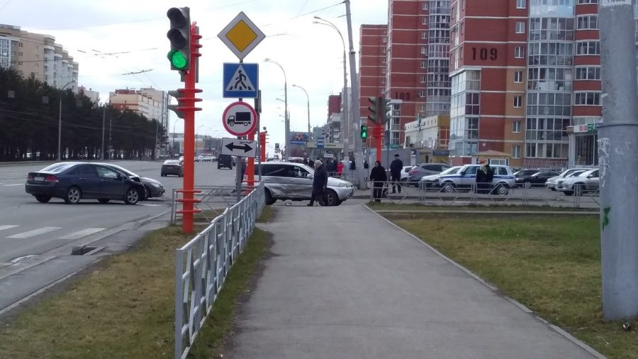 В Кемерове легковушка завалилась на бок: видео момента серьёзного ДТП