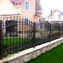Кованые ограждения: искусство, безопасность и стиль